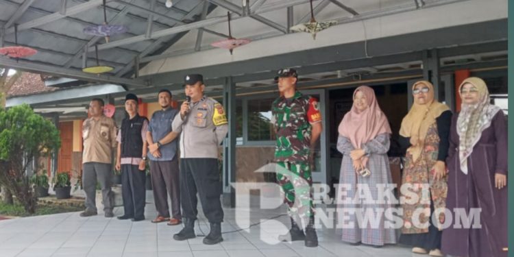 Polisi Edukasi Siswa SMPN 1 Nyalindung Tentang Disiplin dan Keselamatan Berlalu Lintas