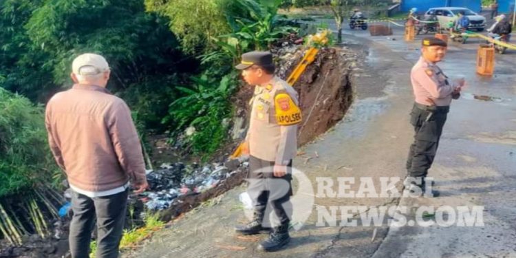 Polsek Cibeureum Sukabumi Pantau Lokasi Longsor, Simak.!