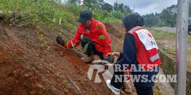 Momen Hari OTDA PMI Kab Sukabumi dan Komunitas Sepatu Ceko Hijaukan Lingkaran Utara