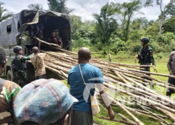 Satgas Yonif 310/KK Bersama Warga Siapkan Prosesi Ibadah Padang Sambut Hari Pentakosta
