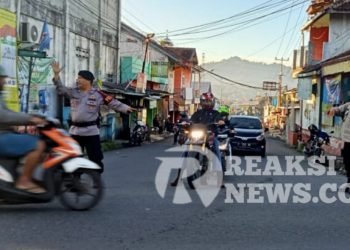 Peduli Keselamatan Anggota Unit Samapta Polsek Lembursitu Laksanakan Gatur Lalin Pagi Hari