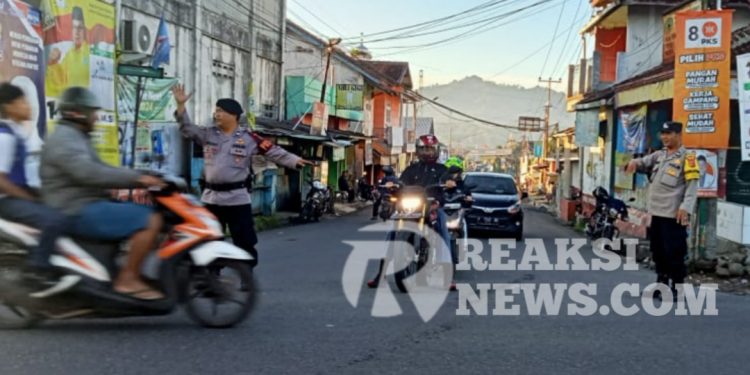 Peduli Keselamatan Anggota Unit Samapta Polsek Lembursitu Laksanakan Gatur Lalin Pagi Hari