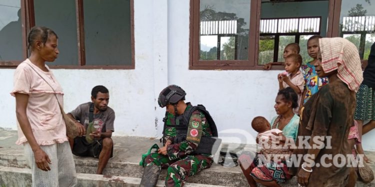 Gelar Pengobatan Keliling, Upaya Satgas Yonif 310/KK Menjamin Kesehatan Masyarakat Perbatasan