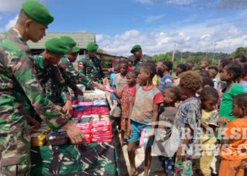 Keseruan Satgas Yonif 310/KK Bersama Anak Papua Terapkan Perilaku Hidup Bersih Dan Sehat