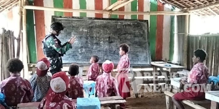 Keterbatasan Bukan Alasan, Satgas Yonif 310/KK Peduli Pendidikan Di Perbatasan