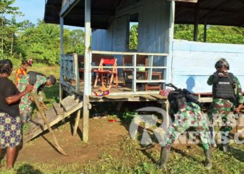 Rawat Balai Kampung Sebagai Prasarana Berkumpul Warga, Satgas Yonif 310/KK Gelar Karya Bakti