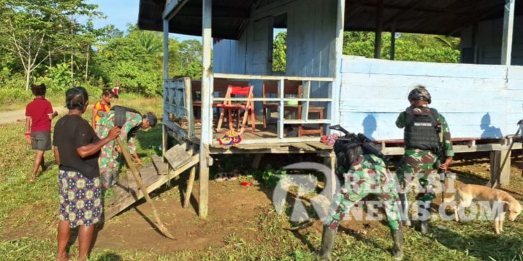 Rawat Balai Kampung Sebagai Prasarana Berkumpul Warga, Satgas Yonif 310/KK Gelar Karya Bakti
