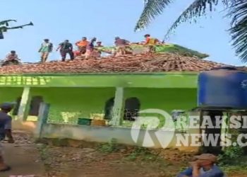 Warga Kampung Sampora Lakukan Gotong Royong Pembangunan Masjid Jami Nurul Falah