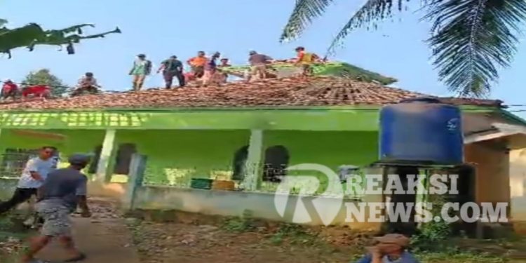 Warga Kampung Sampora Lakukan Gotong Royong Pembangunan Masjid Jami Nurul Falah
