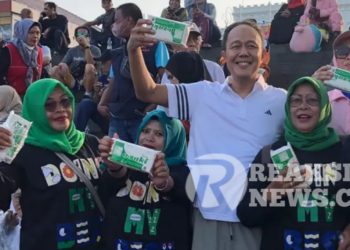 Ayep Zaki Bacalon Walikota Sukabumi Menyapa Warga Masyarakat dengan Berbagi Tempe di Lapang Merdeka