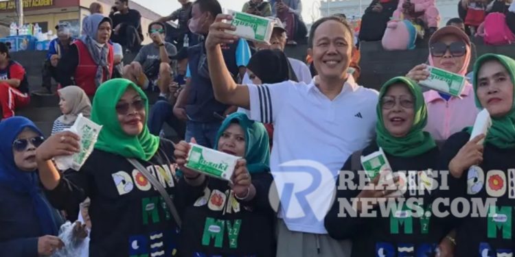 Ayep Zaki Bacalon Walikota Sukabumi Menyapa Warga Masyarakat dengan Berbagi Tempe di Lapang Merdeka