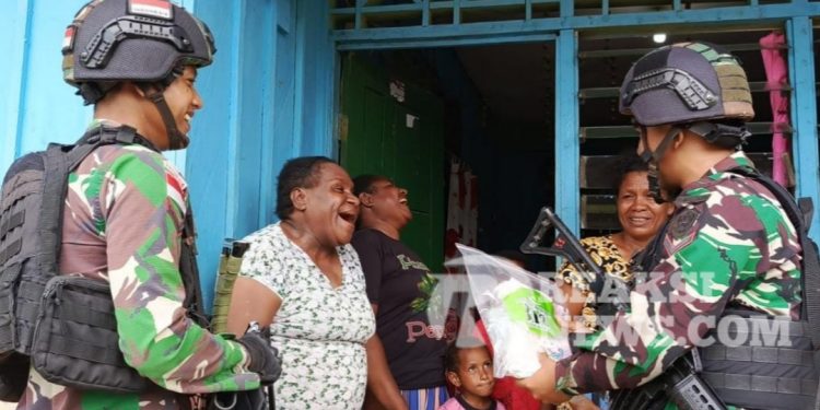 Hadirkan Senyuman, Satgas Yonif 310/KK Kunjungi Kampung Perbatasan