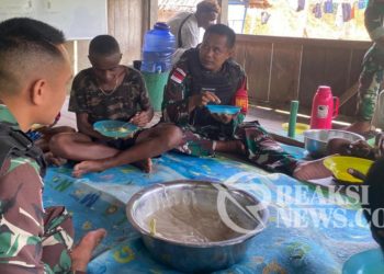 Kedekatan Satgas Yonif 310/KK, Masak Dan Santap Papeda Bersama