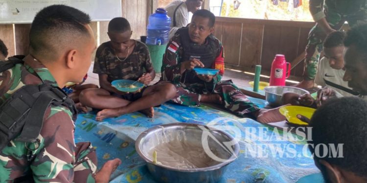 Kedekatan Satgas Yonif 310/KK, Masak Dan Santap Papeda Bersama