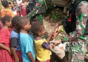 Kunjungi Anak-Anak Di Perbatasan, Satgas Yonif 310/KK Bagikan Makanan Dan Susu