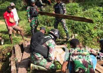 Jembatan Rusak Membahayakan Warga, Satgas Yonif 310/KK Tidak Tinggal Diam