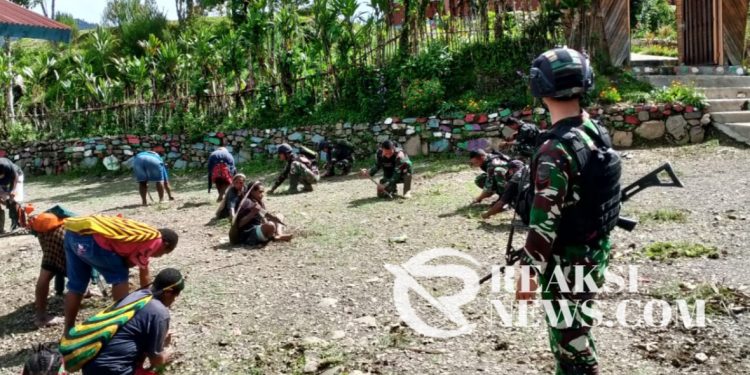 Sambut Hari Jadi Gereja Ke-60, Satgas Yonif 310/KK Bersama Warga Gelar Karya Bakti