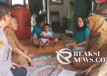 Kapolsek Lembursitu Sambangi Penderita Stunting bersama Kapus dan Lurah