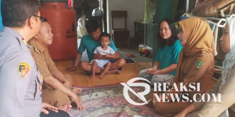 Kapolsek Lembursitu Sambangi Penderita Stunting bersama Kapus dan Lurah