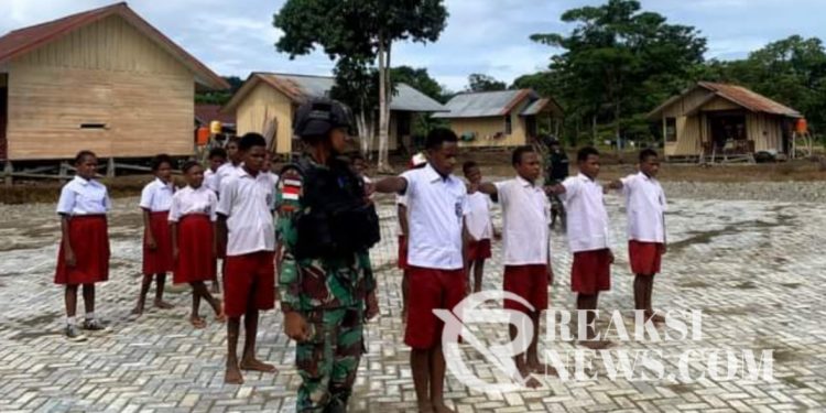 Melalui Baris Berbaris, Satgas Yonif 310/KK Ajarkan Siswa Arti Kedisplinan