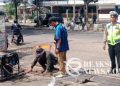 Cegah Laka Lantas, Polsek Baros Sukabumi Perbaiki Besi Penutup Drainase yang Rusak