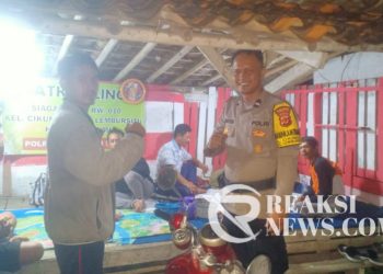Selalu Hadir di Tengah-Tengah Masyarakat Bhabinkamtibmas Sambangi Pos Kamling
