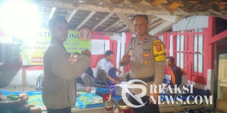 Selalu Hadir di Tengah-Tengah Masyarakat Bhabinkamtibmas Sambangi Pos Kamling