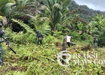 Sambut Gembira Akan Ketersediaan Listrik Di Kampungnya, Ini Yang Dilakukan Satgas Yonif 310/KK Bersama Warga