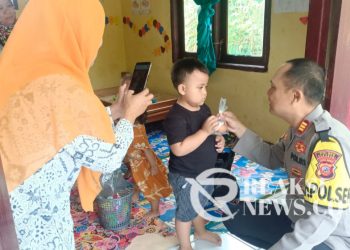Kapolsek Cidahu AKP Akhmad Suryana Bande Berikan Makanan Tambahan Kepada Anak anak, Cegah terhadap Stunting