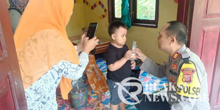 Kapolsek Cidahu AKP Akhmad Suryana Bande Berikan Makanan Tambahan Kepada Anak anak, Cegah terhadap Stunting