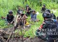 Pahami Kendala Yang Dihadapi, Satgas Yonif 310 Bantu Warga Carikan Kayu Bakar