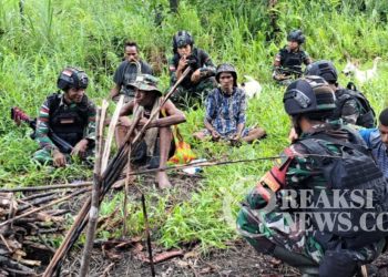 Pahami Kendala Yang Dihadapi, Satgas Yonif 310 Bantu Warga Carikan Kayu Bakar