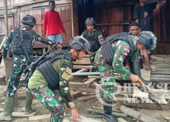 Perbaiki Rumah Warga, Satgas Yonif 310/KK Buktikan Kepeduliannya Pada Masyarakat Perbatasan