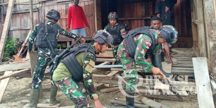 Perbaiki Rumah Warga, Satgas Yonif 310/KK Buktikan Kepeduliannya Pada Masyarakat Perbatasan