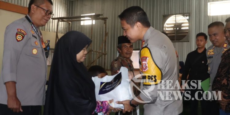 Momentum Hari Nelayan, Kapolres Sukabumi Santuni Anak Yatim, Janda Nelayan Dan Orang Tua Jompo Dalam Bakti Sosial