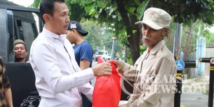 Polres Sukabumi Kota Bagikan Ratusan Nasi Kota dan Puluhan Paket Sembako