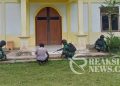 Nyaman Tempatnya Aman Ibadahnya, Satgas Yonif 310/KK Ajak Warga Bersihkan Gereja