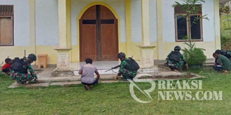 Nyaman Tempatnya Aman Ibadahnya, Satgas Yonif 310/KK Ajak Warga Bersihkan Gereja