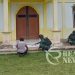Nyaman Tempatnya Aman Ibadahnya, Satgas Yonif 310/KK Ajak Warga Bersihkan Gereja