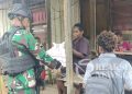 Bagikan Pakaian, Betuk Perhatian Satgas Yonif 310/KK Pada Warga Di Pedalaman Papua