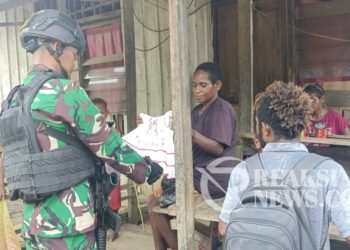 Bagikan Pakaian, Betuk Perhatian Satgas Yonif 310/KK Pada Warga Di Pedalaman Papua