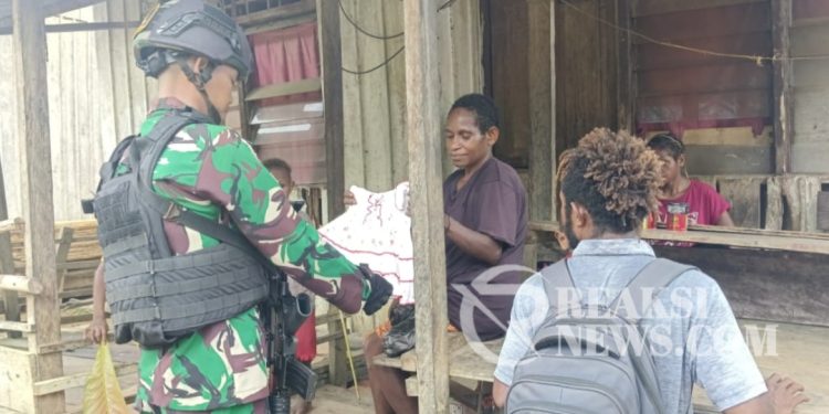 Bagikan Pakaian, Betuk Perhatian Satgas Yonif 310/KK Pada Warga Di Pedalaman Papua