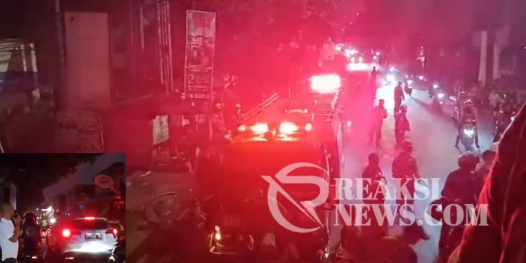 Warga Panik, Toko Material Kebakaran di Sukabumi Hingga Asap Hitam Mengepul