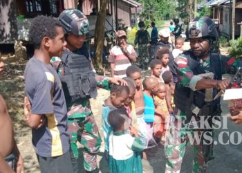 Satgas Yonif 310/KK Kunjungi Warga Perbatasan Bagikan Beras Dan Mie Instan