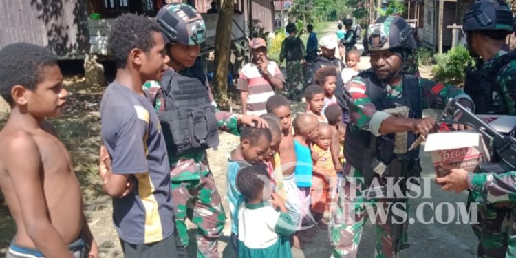 Satgas Yonif 310/KK Kunjungi Warga Perbatasan Bagikan Beras Dan Mie Instan