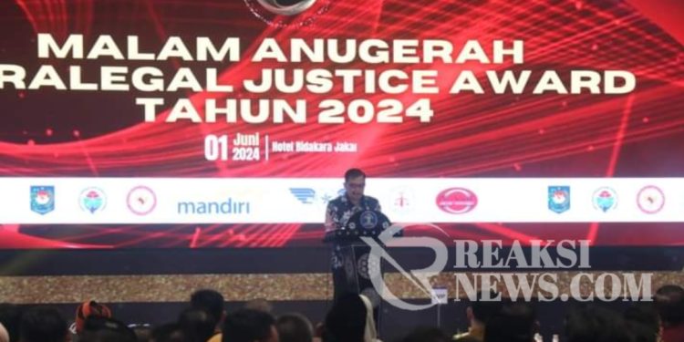 Kepala Desa Cikurutug Cireunghas, Raih Penghargaan NLP Pada Paralegal Justice Award
