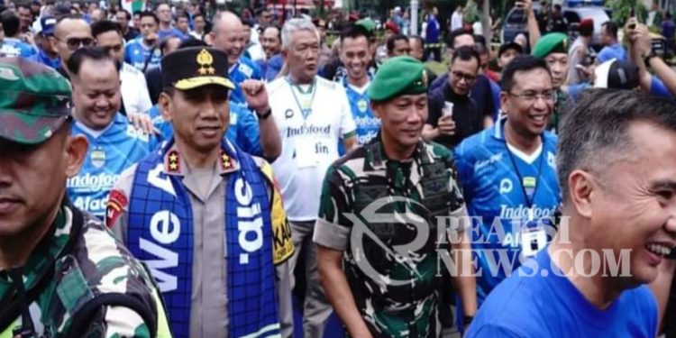Kapolda Jabar bersama Forkopimda Jabar, Rayakan Pawai bersama Bobotoh atas Kemenangan Persib Bandung Juara Bri Liga 1 Indonesia Tahun 2023-2024