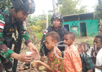 Peduli Gizi Anak, Satgas Yonif 310/KK Bagikan Susu Dan Biskuit Di Perbatasan