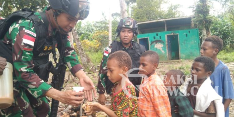Peduli Gizi Anak, Satgas Yonif 310/KK Bagikan Susu Dan Biskuit Di Perbatasan