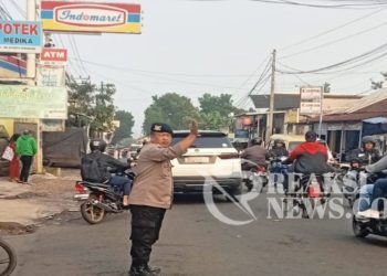 Berikan Pelayanan Prima, Anggota Polsek Lembursitu Rutin Gatur Pagi dan Sore
